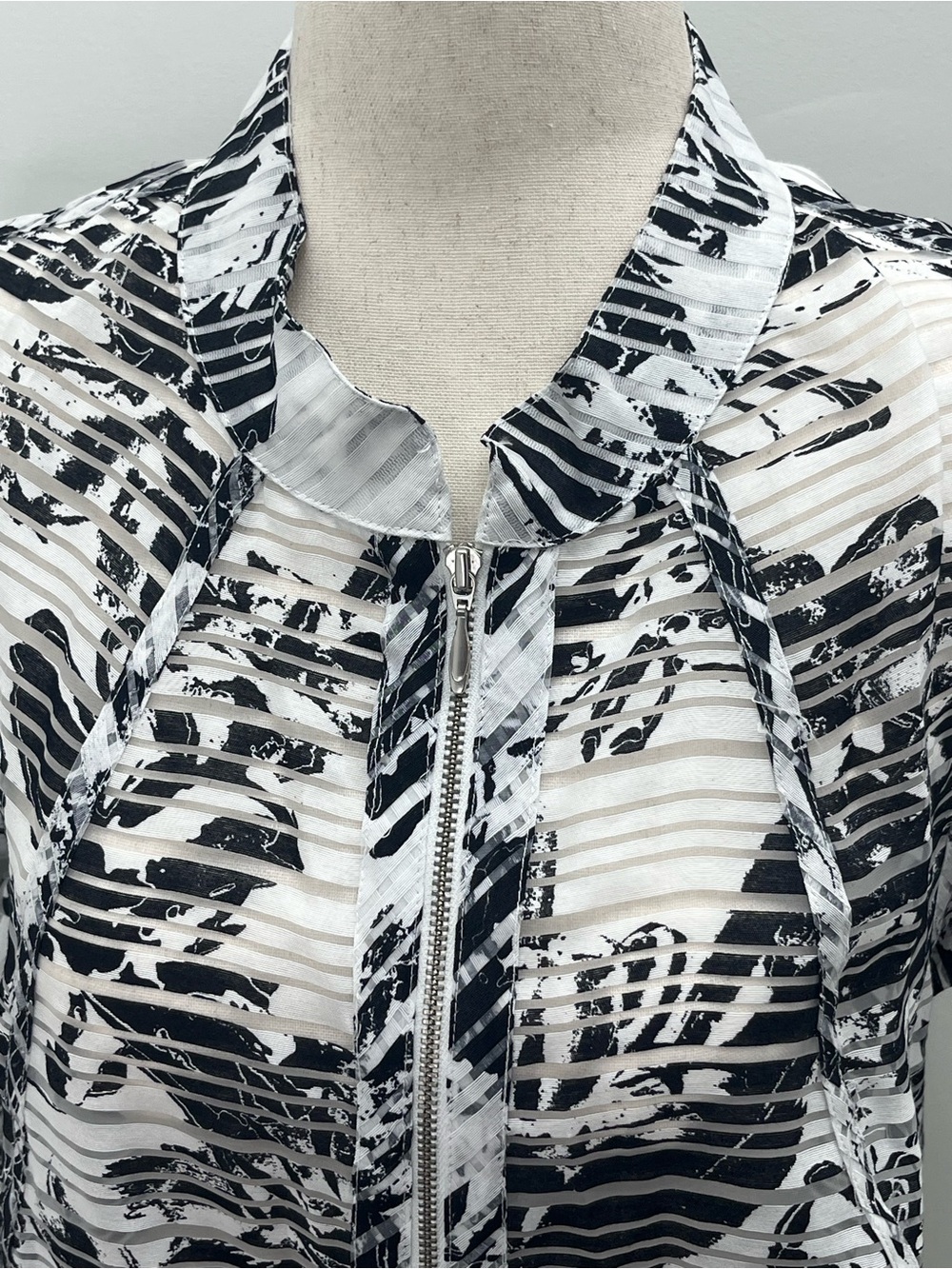Coldwater Creek Black White Abstract Floral Sheer Zip Front Jacket Blouse Size 8 - Picture 2 of 7